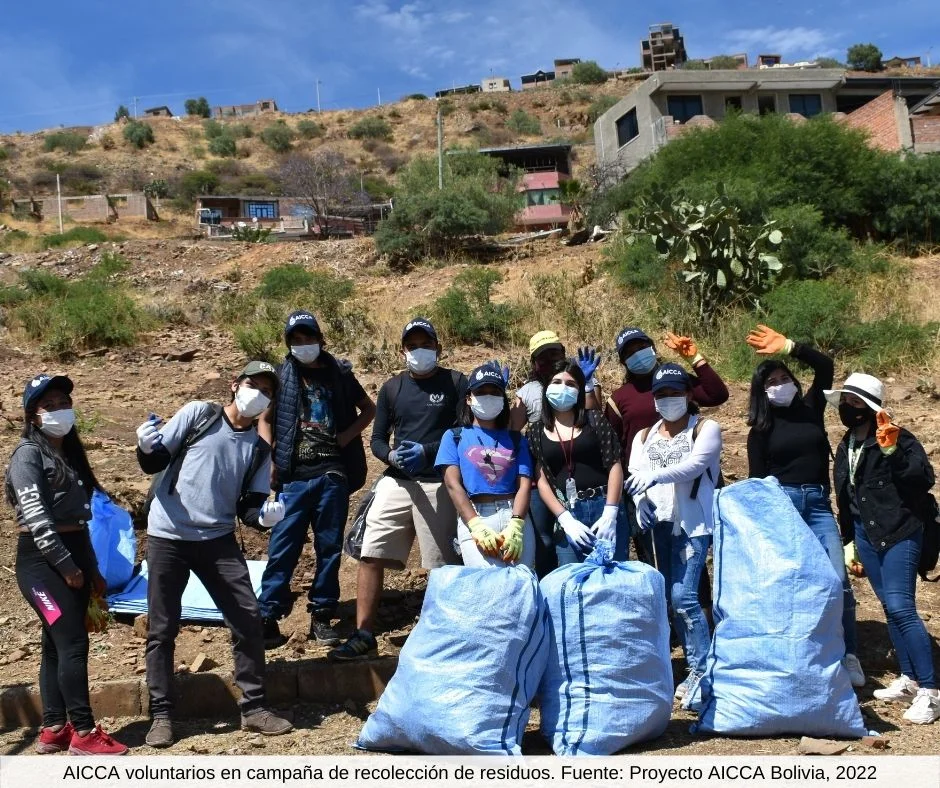 Jóvenes voluntarios bolivianos en campaña ambiental AICCA
